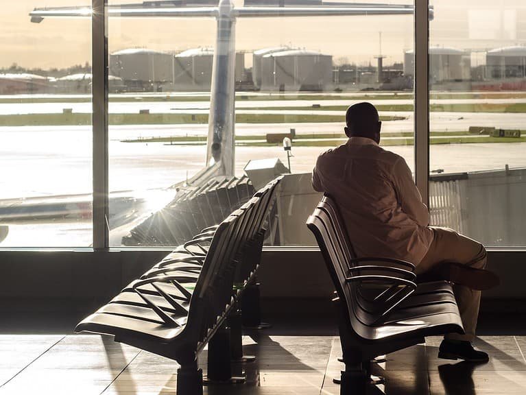 How to Survive a Long Layover Without Lounge Access (12 Hacks)