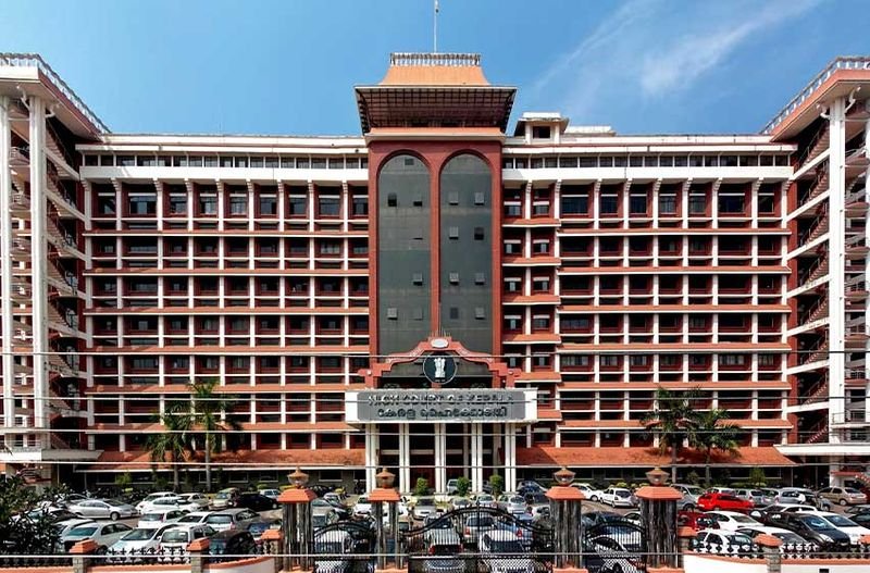 Kerala HC Orders FIR Against Ex-CM Pinarayi Vijayan in CMRL Case