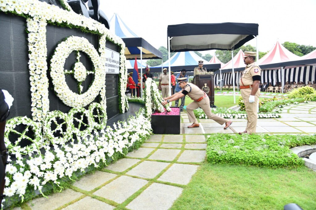 A police officer laying a wreath at a Police Commemoration Day memorial (representative image)